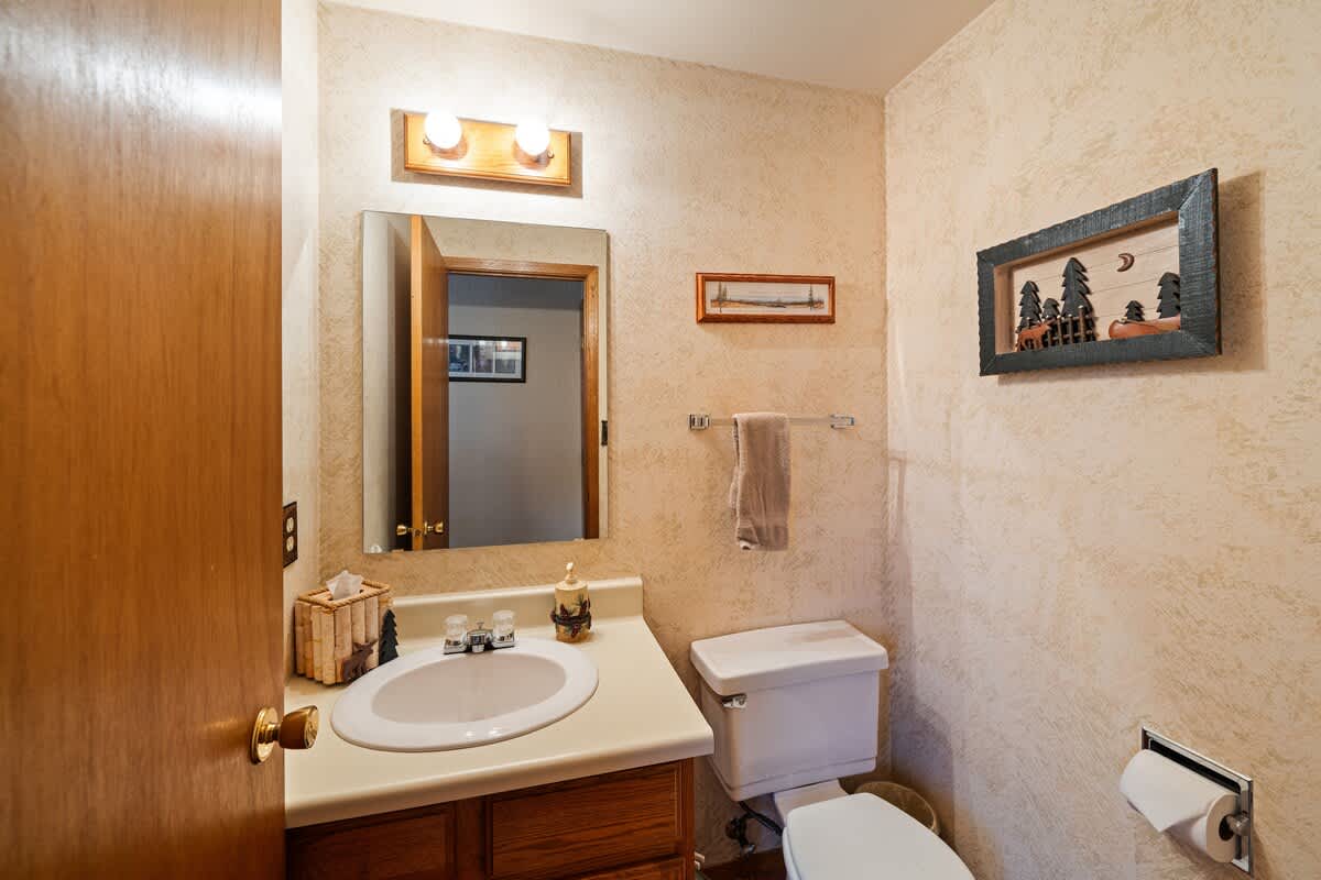 Reflecting on the little things! This bathroom setup is all about simplicity and style.