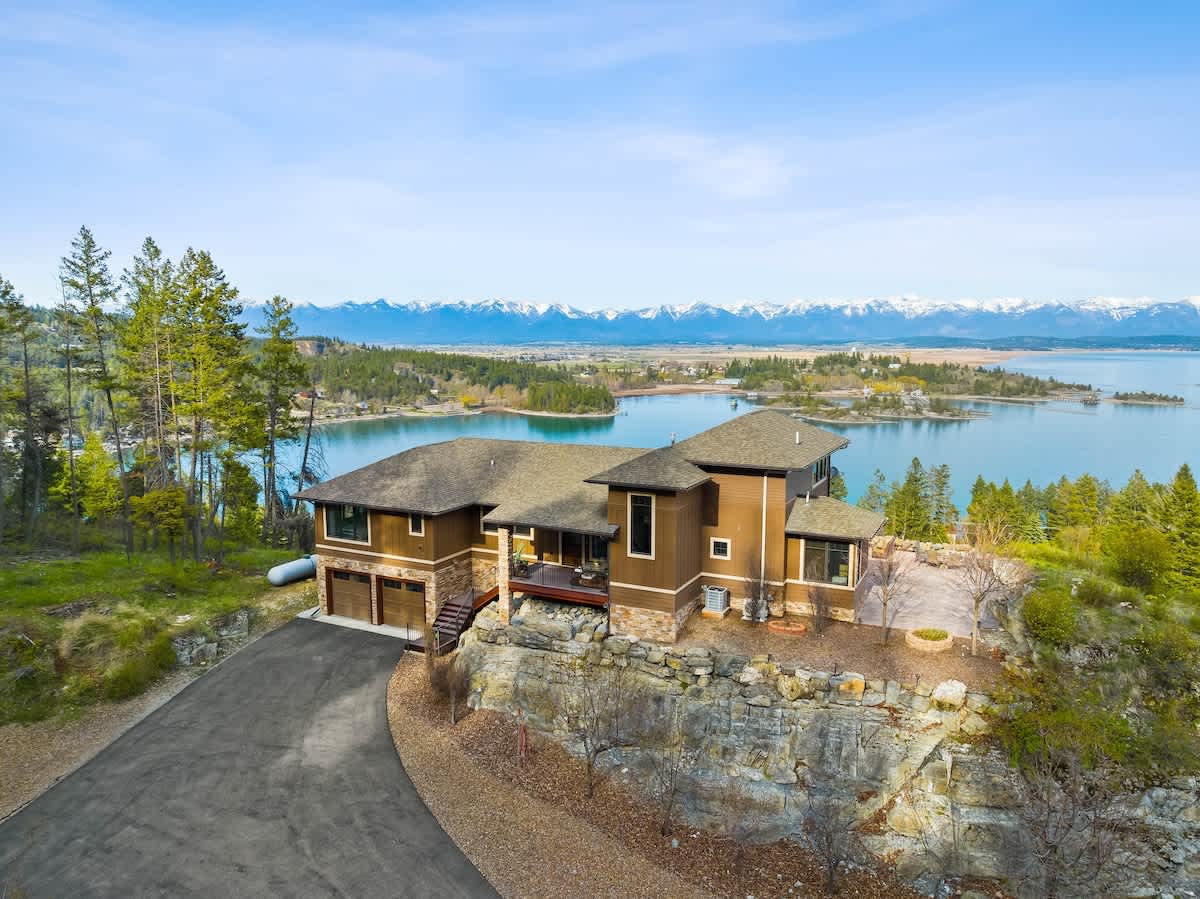 From sunrise reflections on the lake to sunset hues over the mountains—this home offers front-row seats to nature’s grandest show.