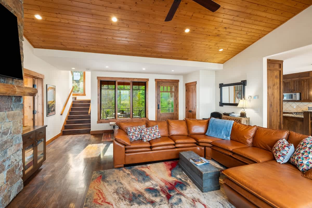 This leather sectional didn’t come to play—it came to slay.