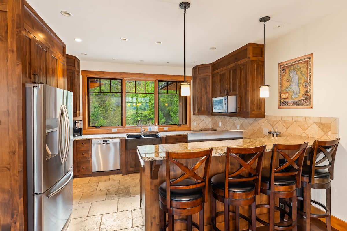 Cook, sip, repeat – this countertop is made for conversations as warm as the oven glow.