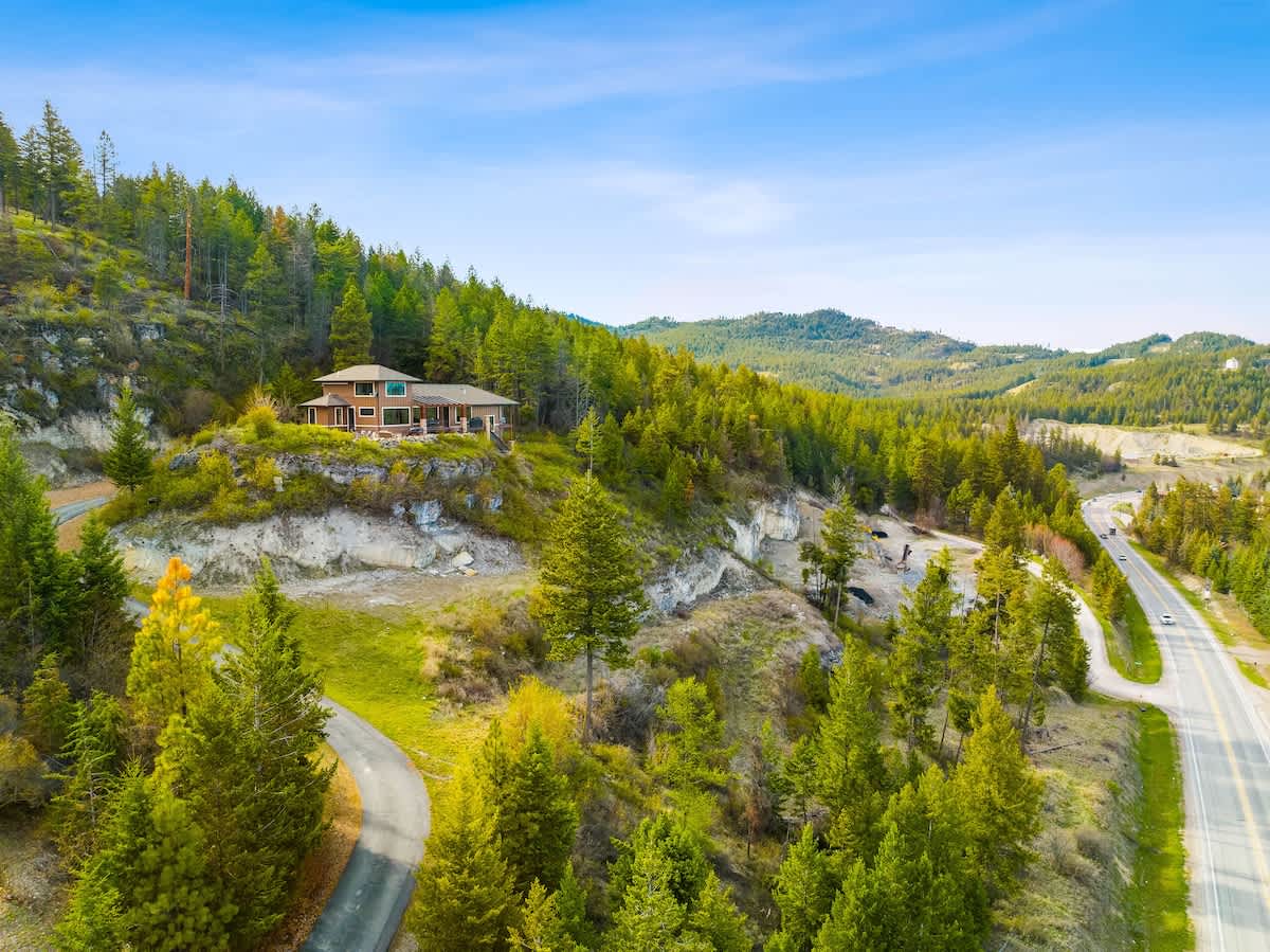 Living on the edge—literally! Cliffside calm with views for days.