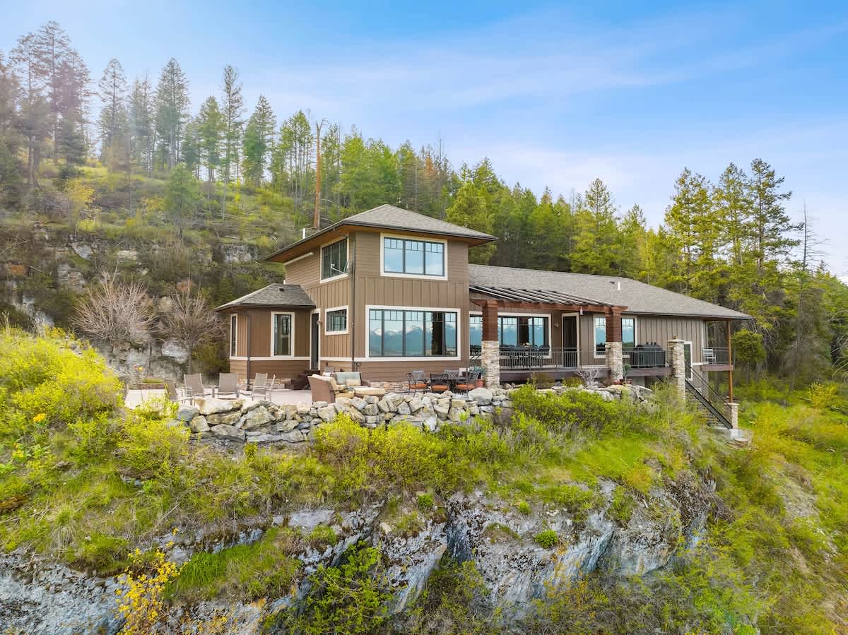 Where luxury meets the wilderness edge. Don’t just look at the view—live in it.