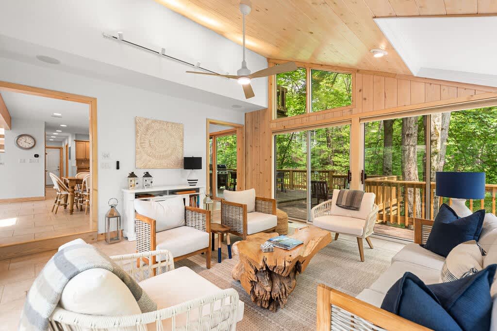 That table? A literal conversation starter. That view? The main event.