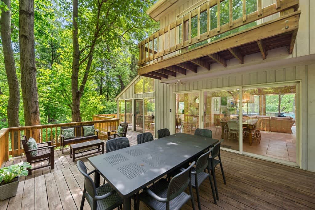 Al fresco feasts with forest views and fresh air.