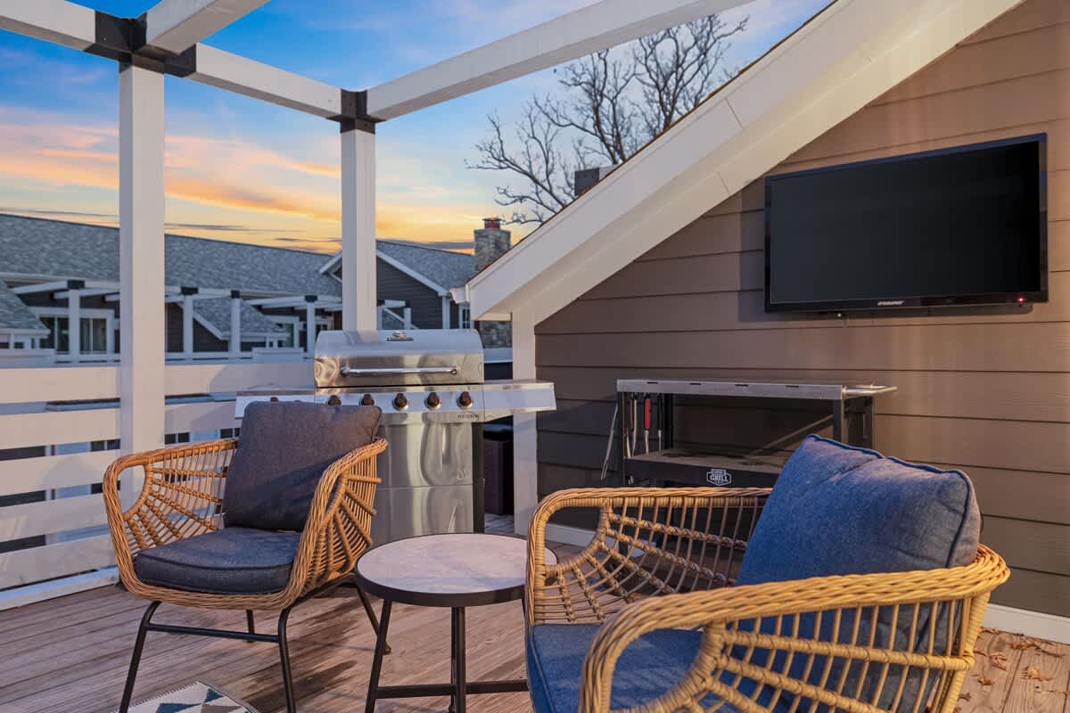 Sunsets, BBQs, and comfy seats? Yes, please.
