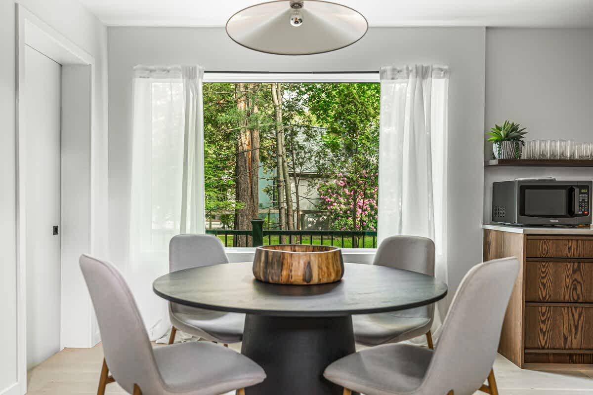 This dining setup proves that even a simple wooden bowl can steal the show. Who’s bringing the salad?
