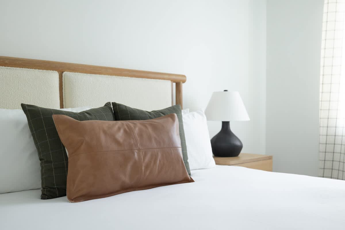 This pillow combo is giving, ‘I casually woke up like this,’ but we all know it’s pure design genius.