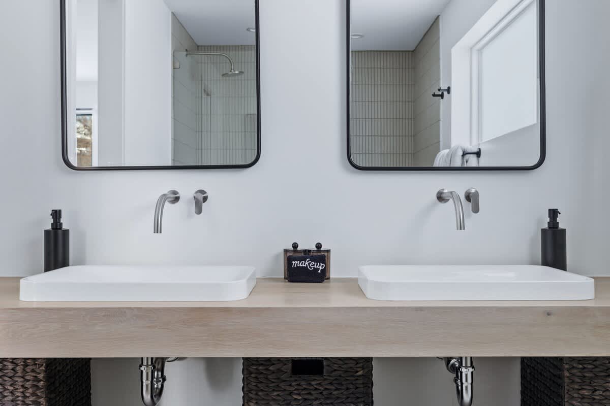 This isn’t just a bathroom, it’s a getting-ready sanctuary. Two sinks, no waiting!