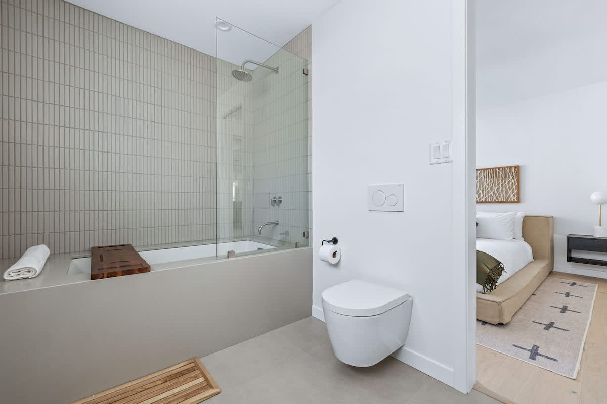 Soak it up, rinse it off, repeat. This bathroom knows how to keep it classy!
