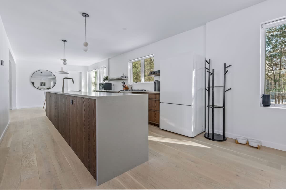 Clean lines, warm tones, and a kitchen that’s ready for cooking and compliments.