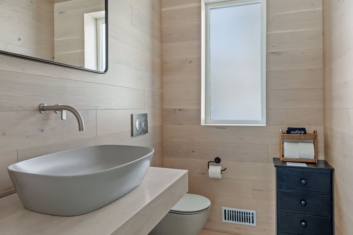 Light, airy, and oh-so-inviting. Washing your hands has never looked so chic!