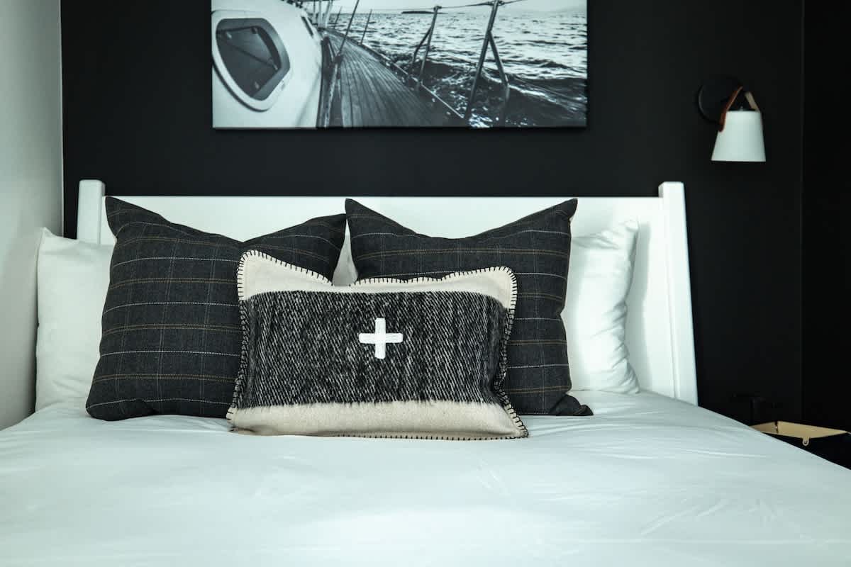 When your pillows are as stylish as your art—this bed knows how to make a statement.