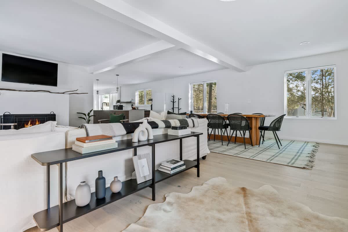 From fireside lounging to dinner party hosting, this space has it all—style, flow, and those dreamy forest views.