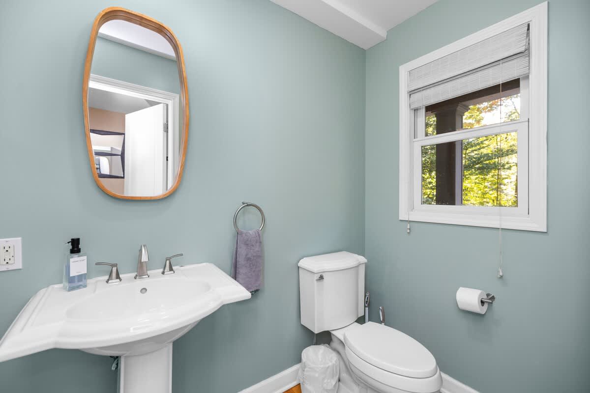 Small but stylish—a bathroom that keeps it simple and serene!