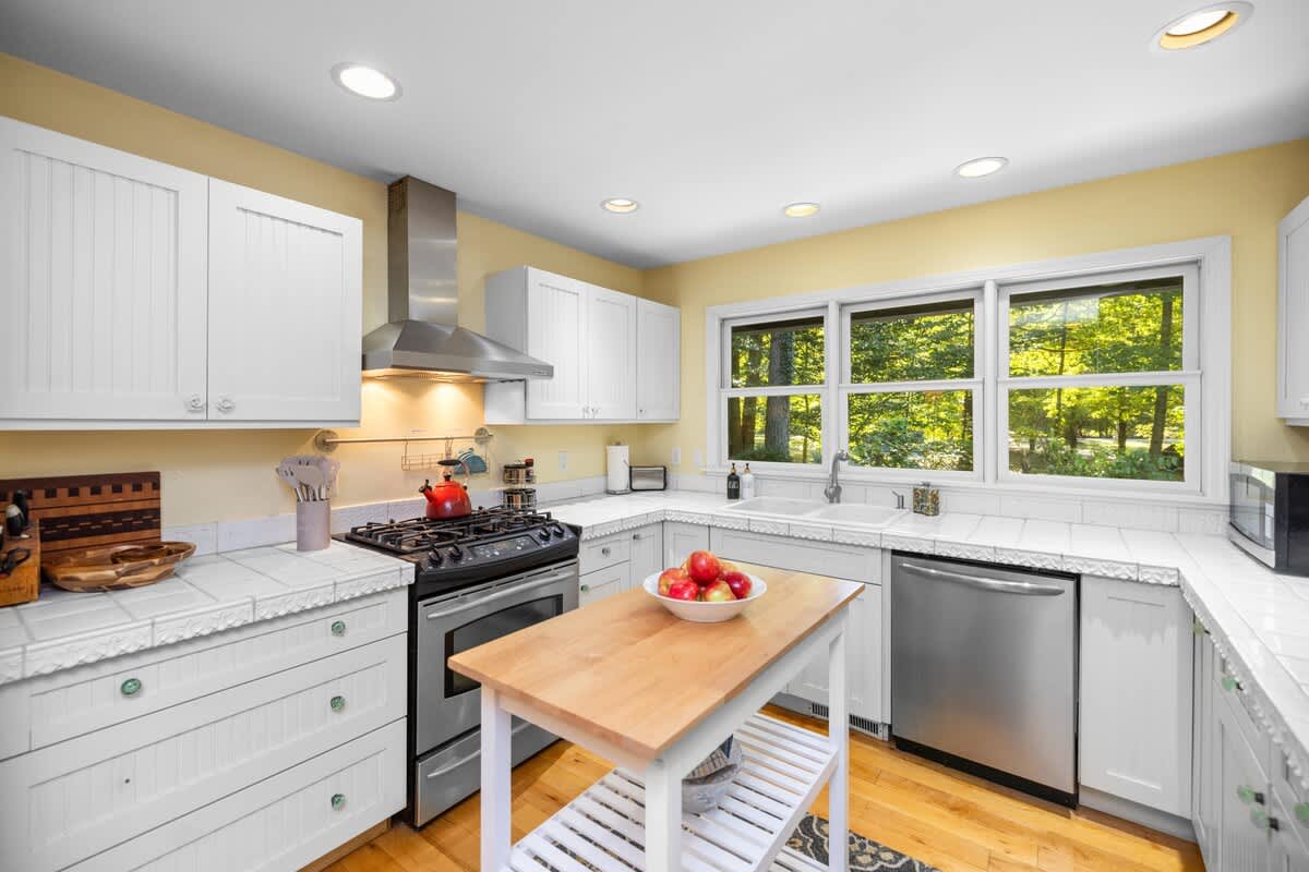 Mornings start brighter when they begin in a kitchen like this!