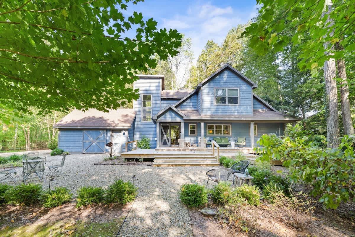 Blue never looked so inviting—welcome to the Blue Beech Cottage!