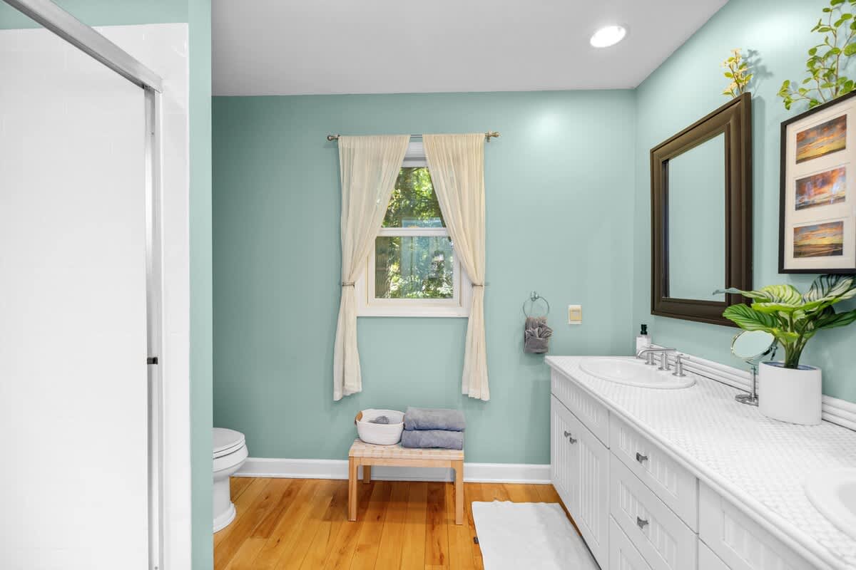 This bathroom is so relaxing, even your worries take a deep breath!