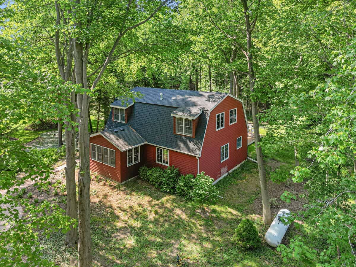Wake up to the beauty of nature in this enchanting hideaway—perfect for a peaceful retreat!