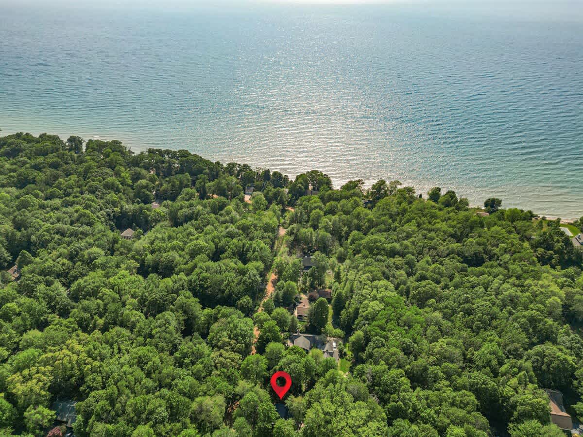 The lake’s your neighbor in this hidden gem.