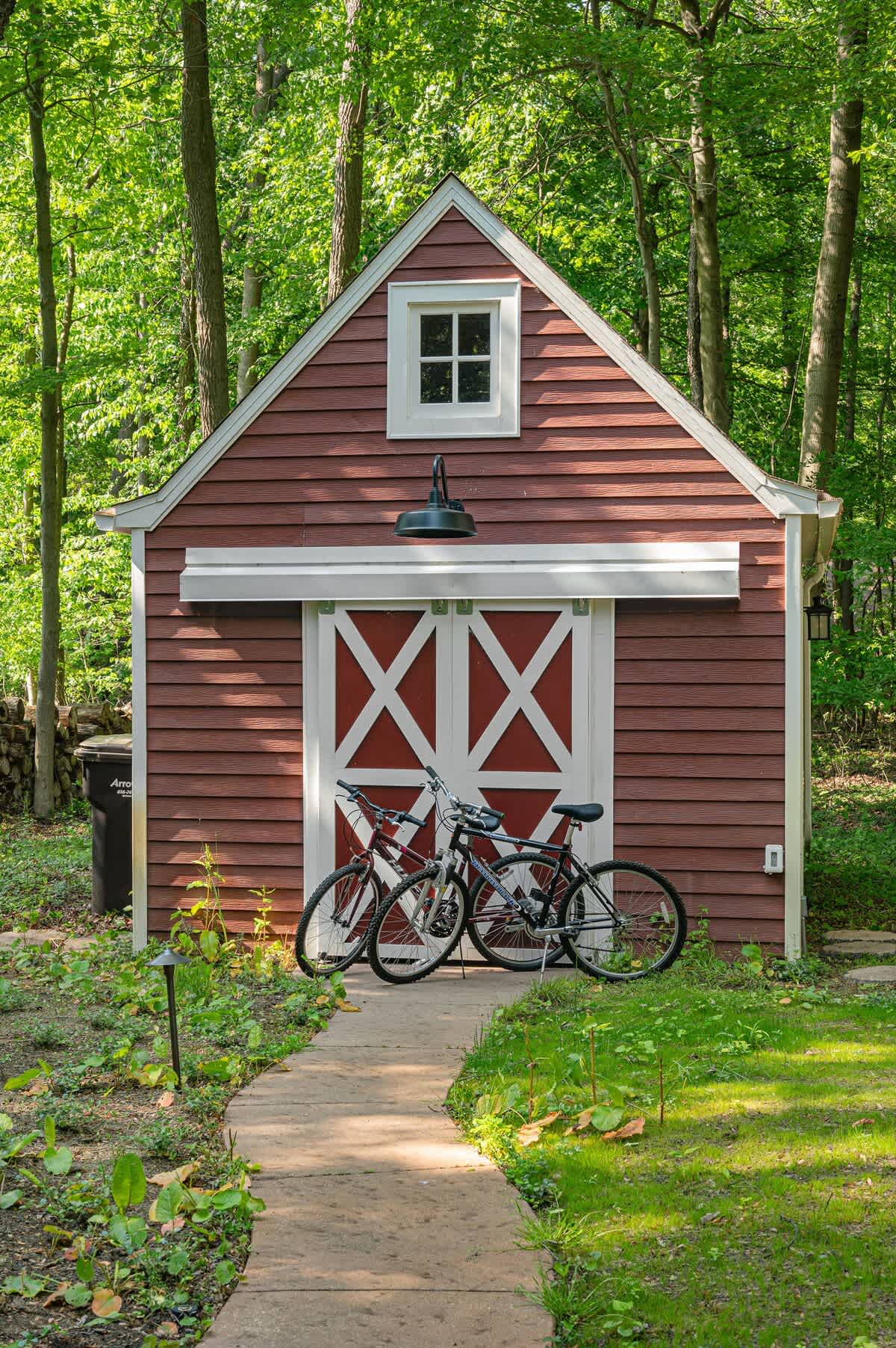 Classic cottage vibes with bikes included.