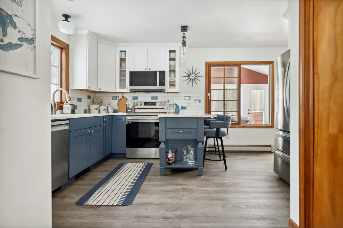 This kitchen didn’t come to play—it came to serve looks and great meals.