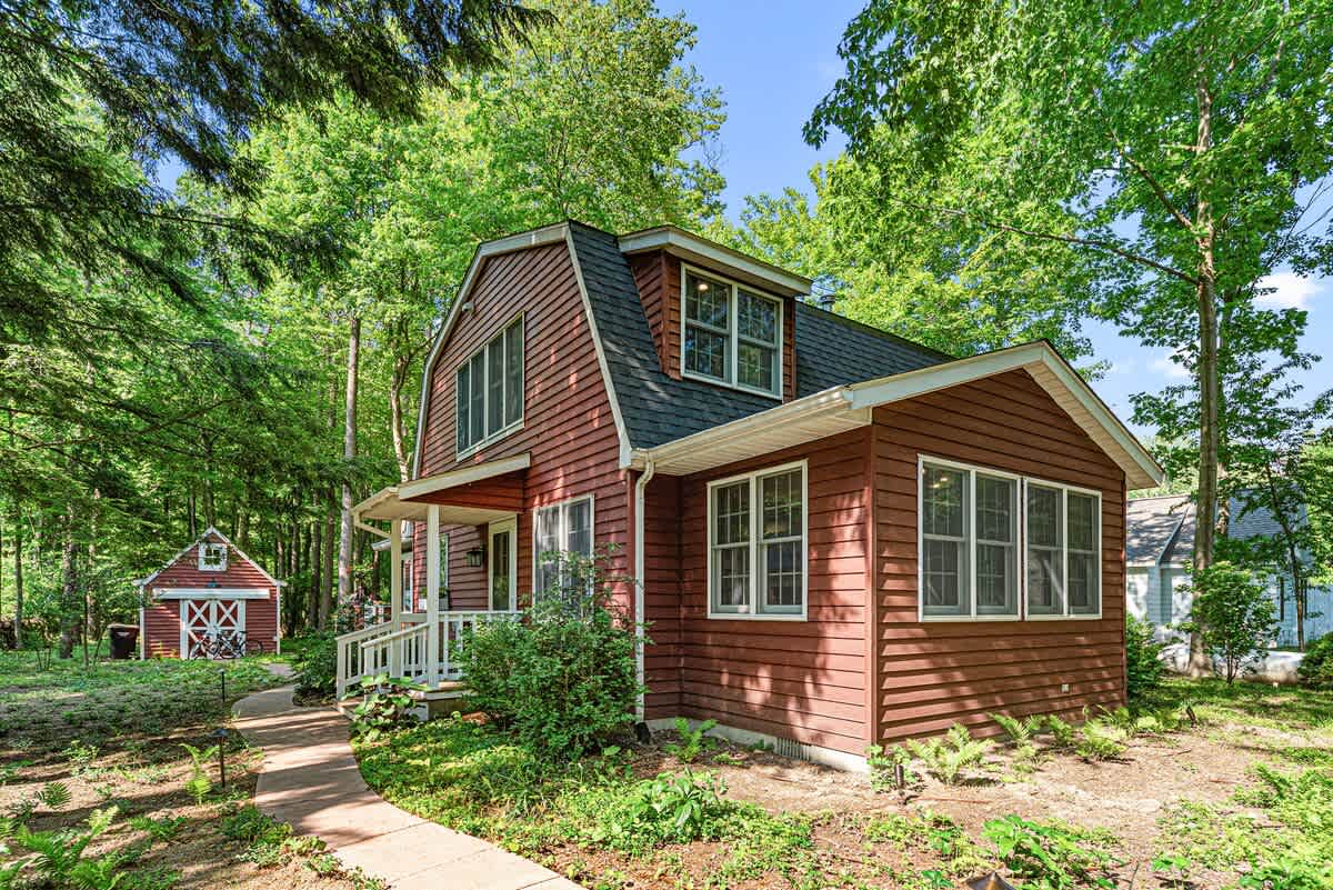 The perfect red cottage for lake-lovers.