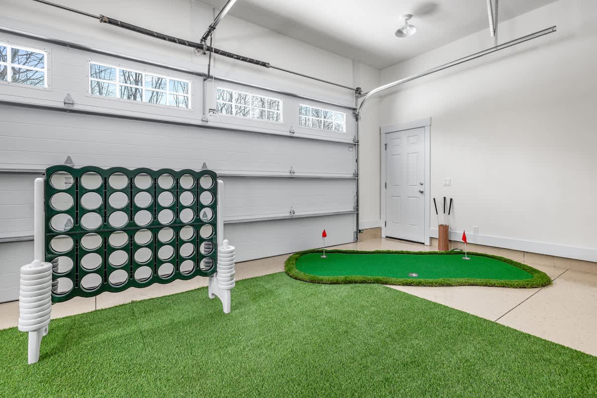 Indoor golf + oversized board games = a guaranteed good time! Who’s in?