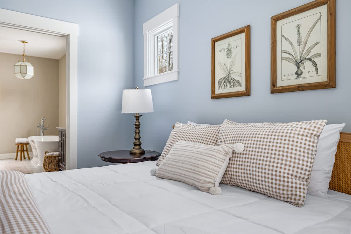 When comfort meets classic design, you get a bedroom that feels like a warm hug!