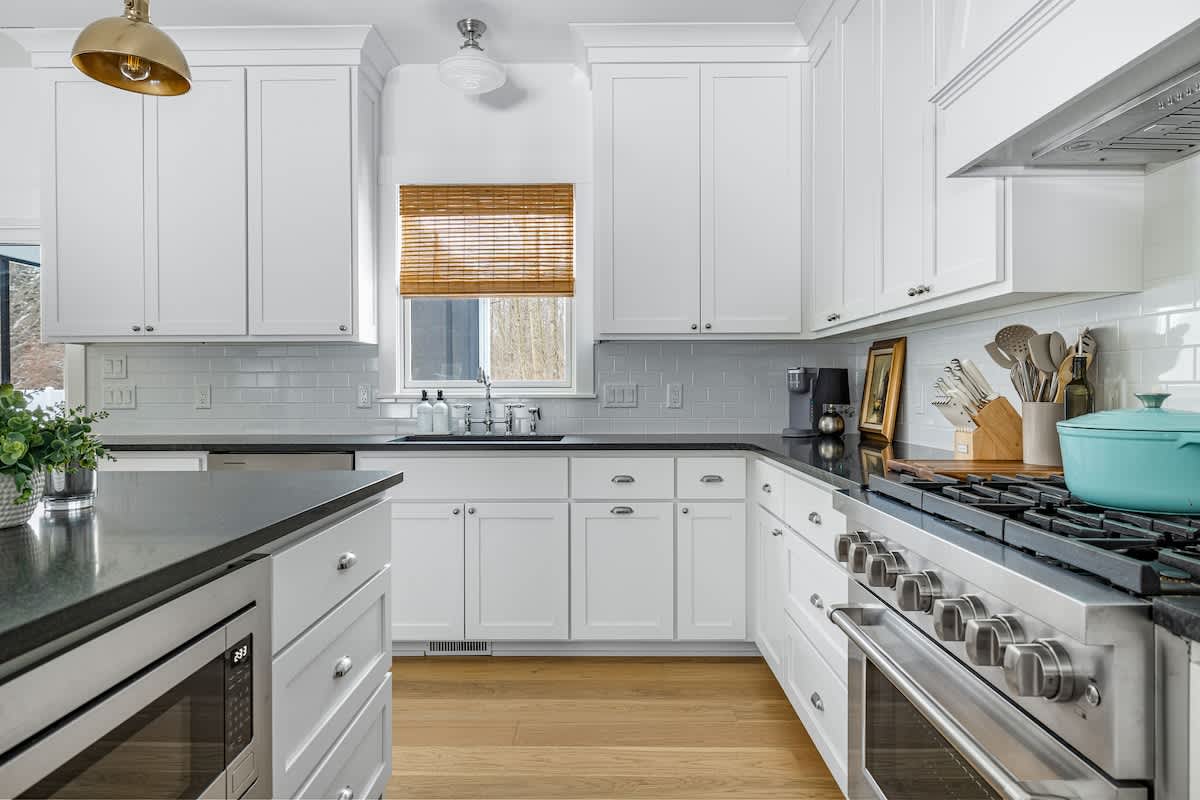 From morning coffee to midnight snacks, this kitchen has you covered.