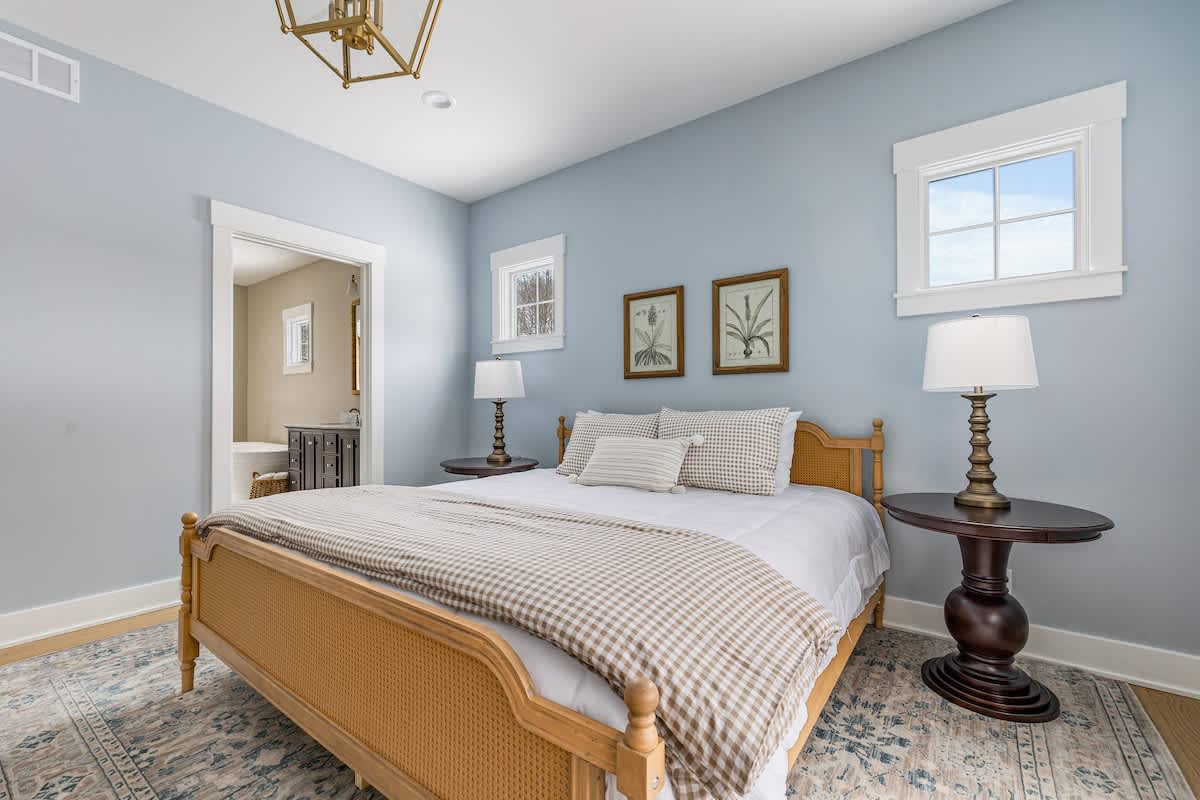 Wake up to soft linens, warm tones, and the ultimate vacation vibes!