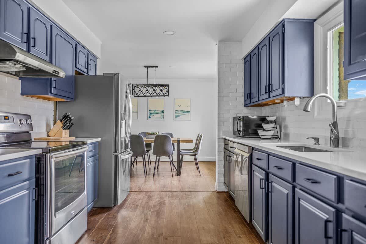 Seamlessly serve from kitchen to table - an entertainer's dream.