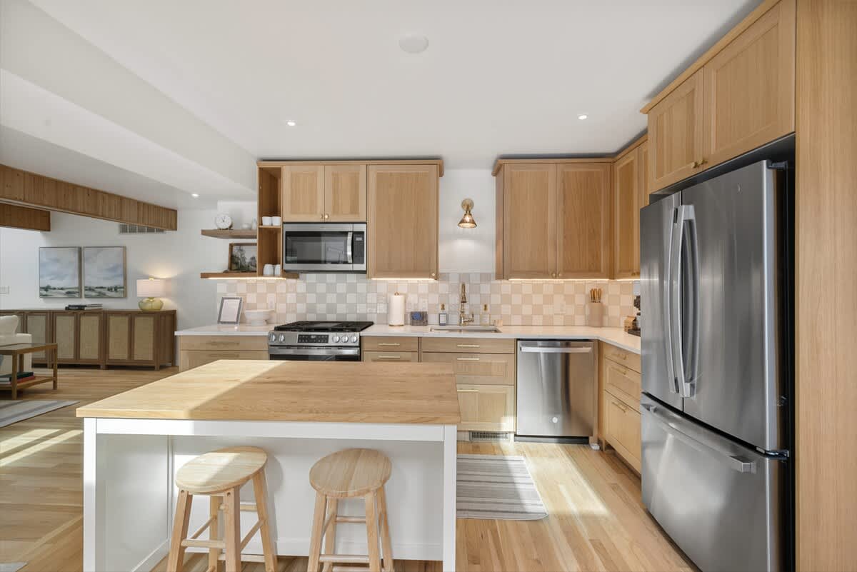 Where morning routines meet modern design. Coffee brewed, toast popped, and simplicity on repeat.