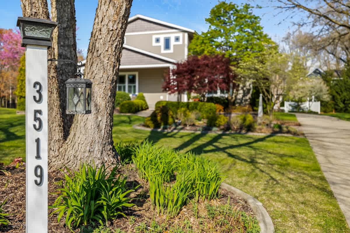 Garden paths, dappled light, and plenty of room to wander barefoot!
