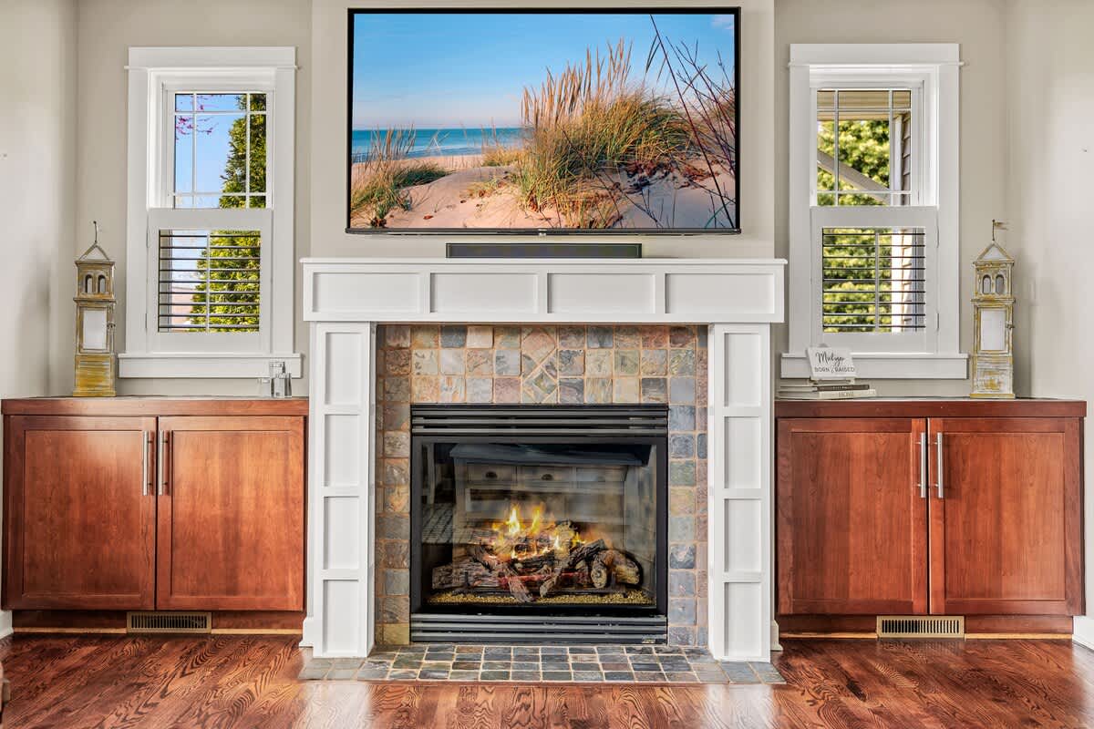 Movie nights by the fire? Yes, please! Comfort for the whole crew.