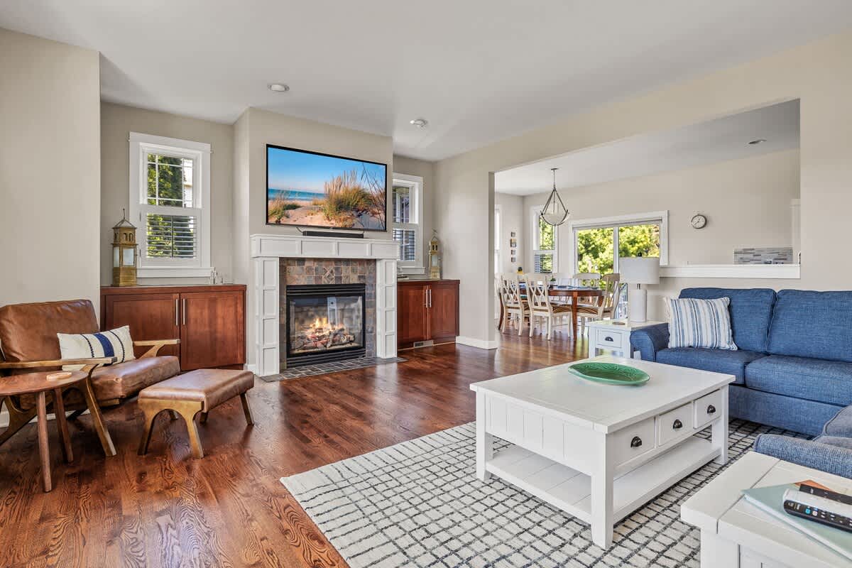 Game night, movie night, pizza night—this room’s ready for it all!