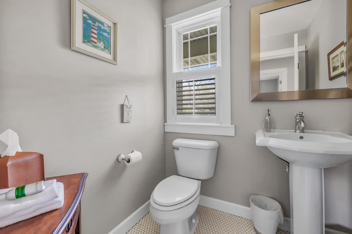 A charming bonus bath that keeps the family flow stress-free.