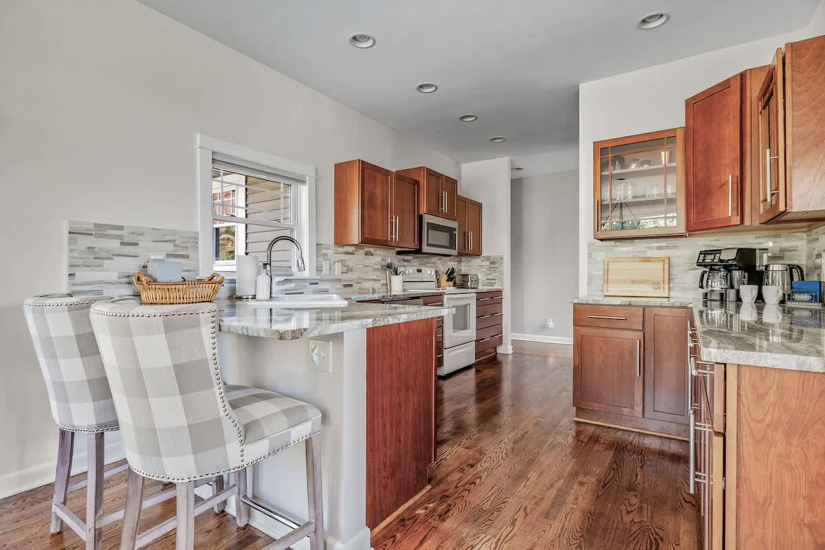 Barstools, breakfast, and belly laughs—this kitchen’s got range.