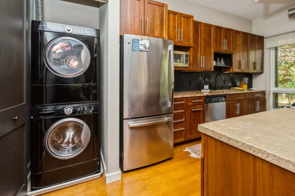 Full kitchen + in-unit laundry = total vacation ease!