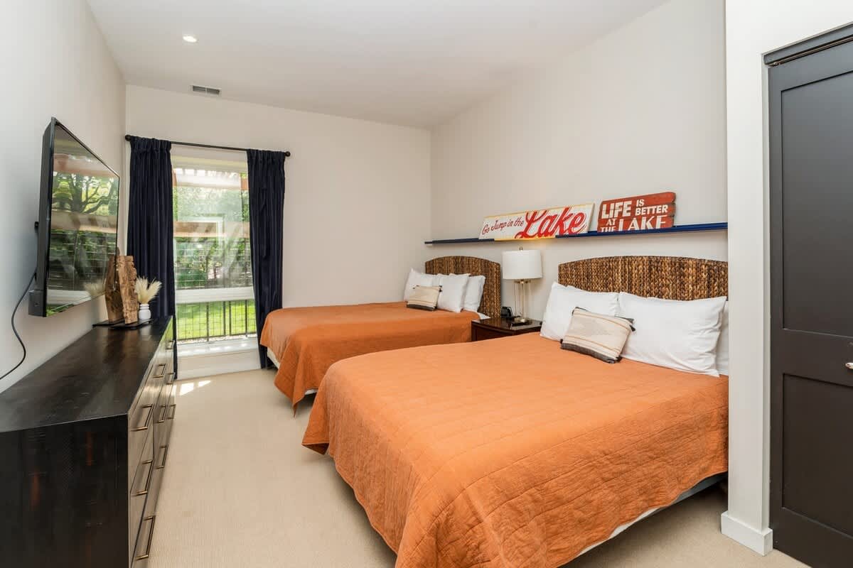 Bedroom 2 has 2 queen-size beds.