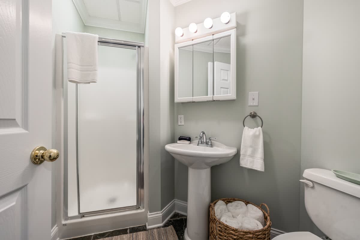 A fresh rinse, fluffy towels, and a no-clutter vibe—this bath keeps it simple.