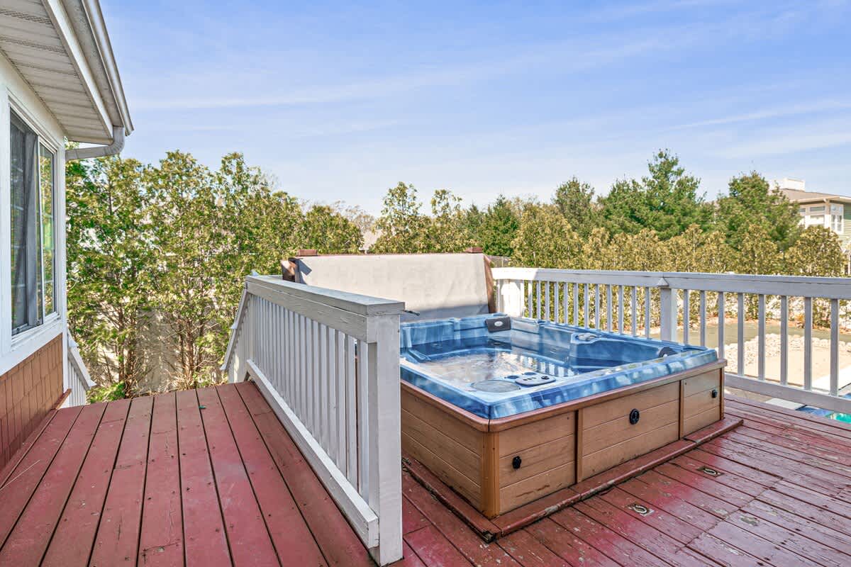 Soak under the stars or start your day with bubbles—this deckside hot tub’s got you covered.