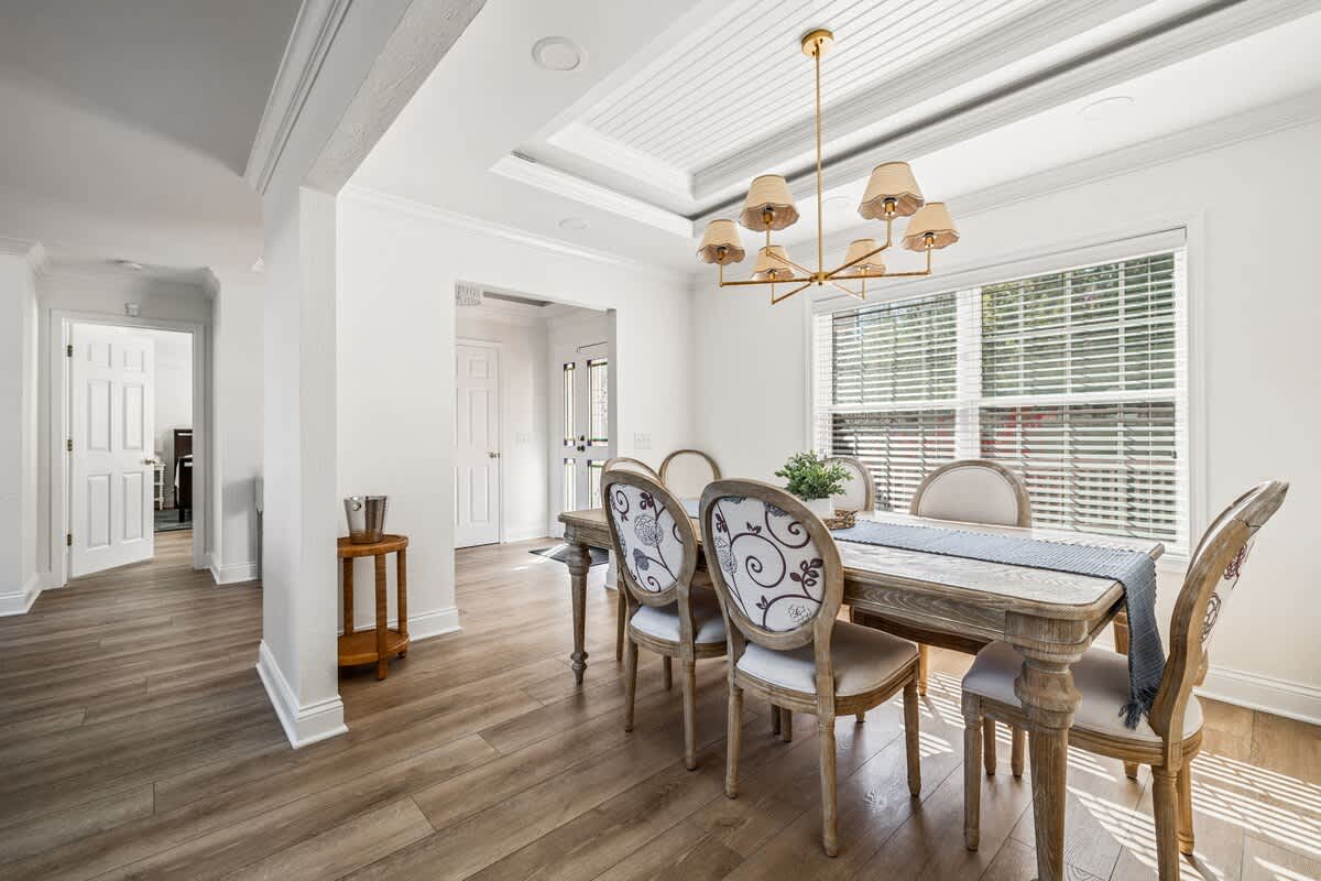 Chic and sunlit—your dream dining backdrop for every occasion.