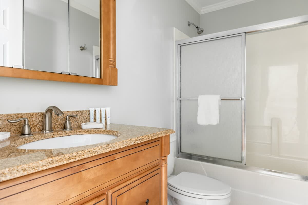 Whether it's a quick rinse or a long soak, this full bathroom has you covered.