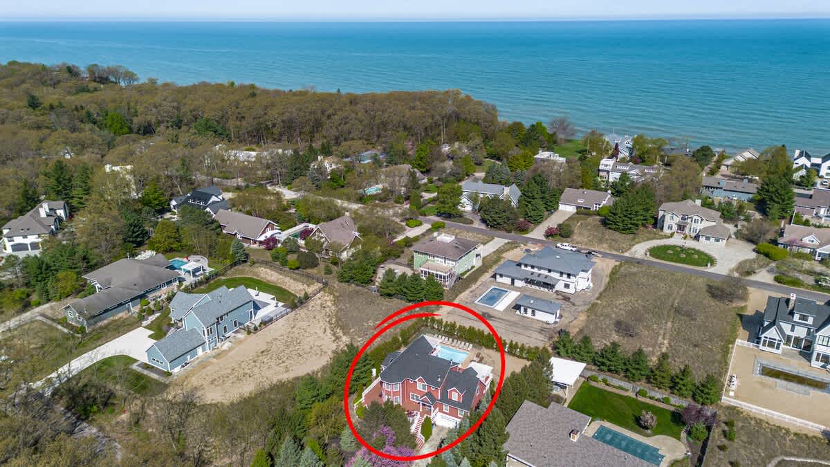 Beach mornings, backyard evenings, and calm all around—this location has heart.