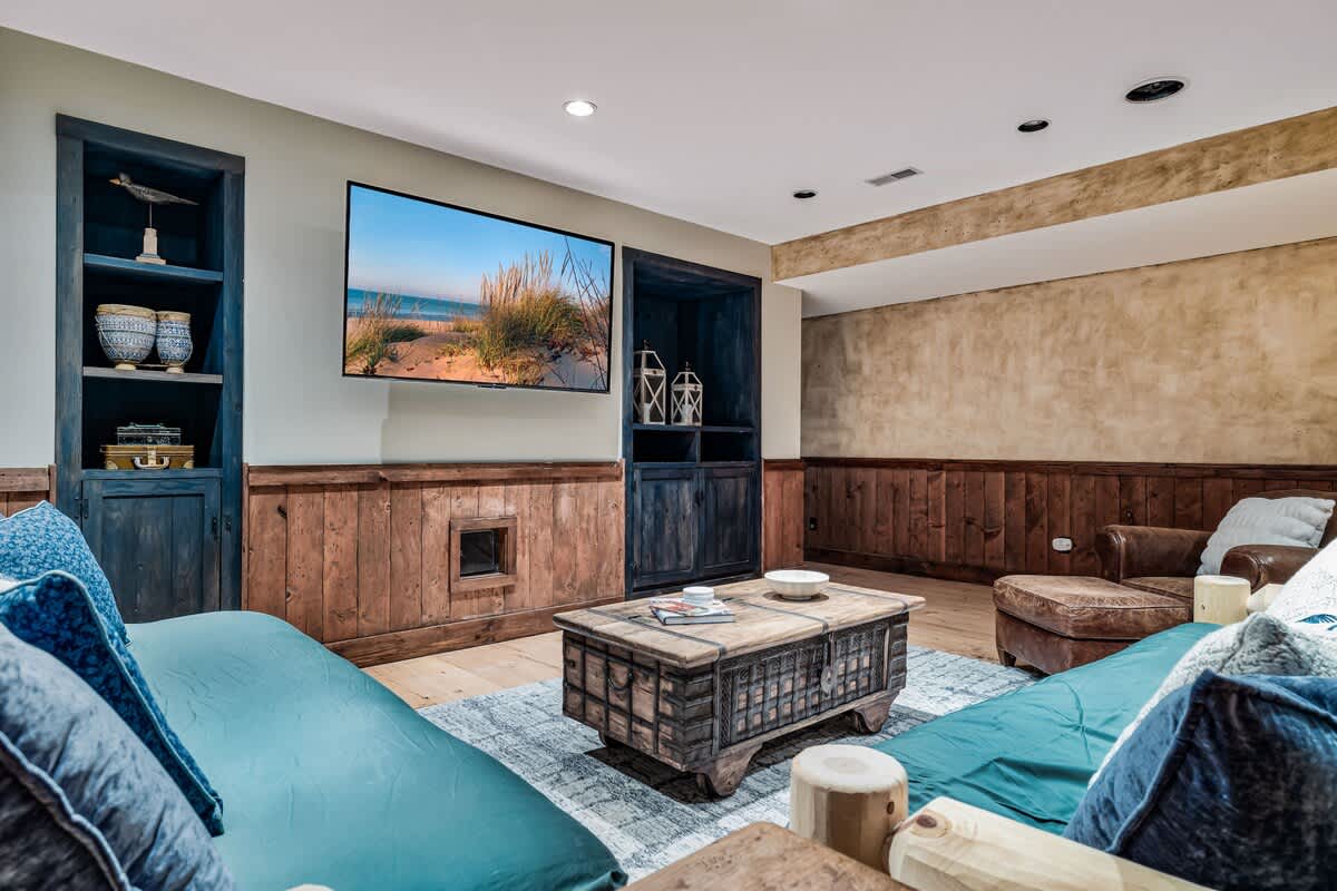 From plush couch to elegant table, every detail ensures comfort.