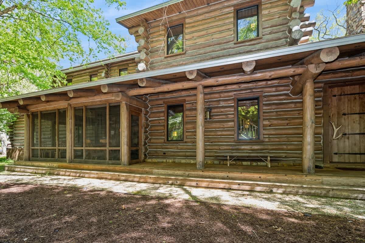 Timeless log design from Booth Hanson of Chicago.