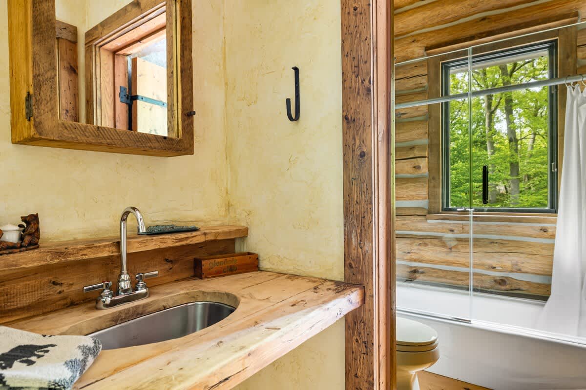 Clean lines, raw timber—all the essentials, wrapped in woodsy warmth