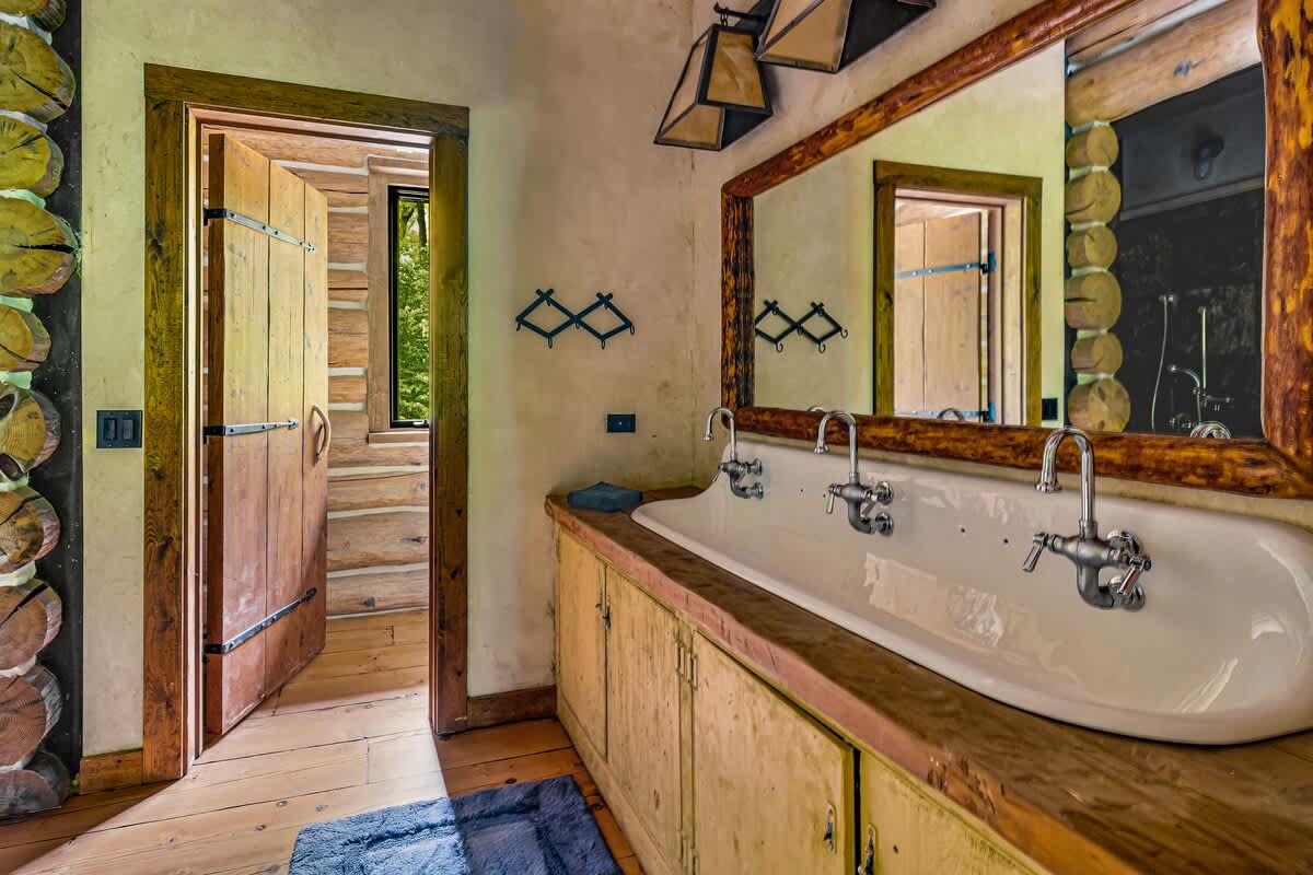 Hand-hewn details and warm wood tones—cabin luxury done right.