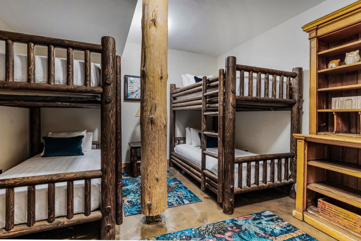 Additional sleeping area on the lower level & has 2 twin bunkbeds.