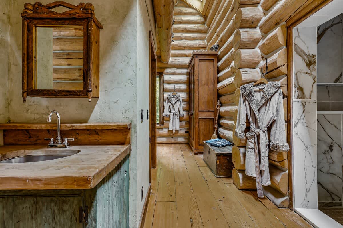 From log beams to marble dreams—this bath blends it all.